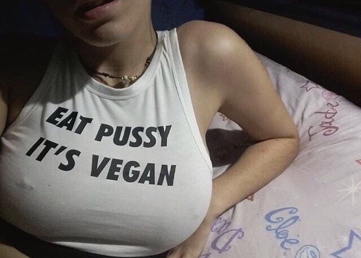 1242x890, 172 Kb / девка, майка, надпись