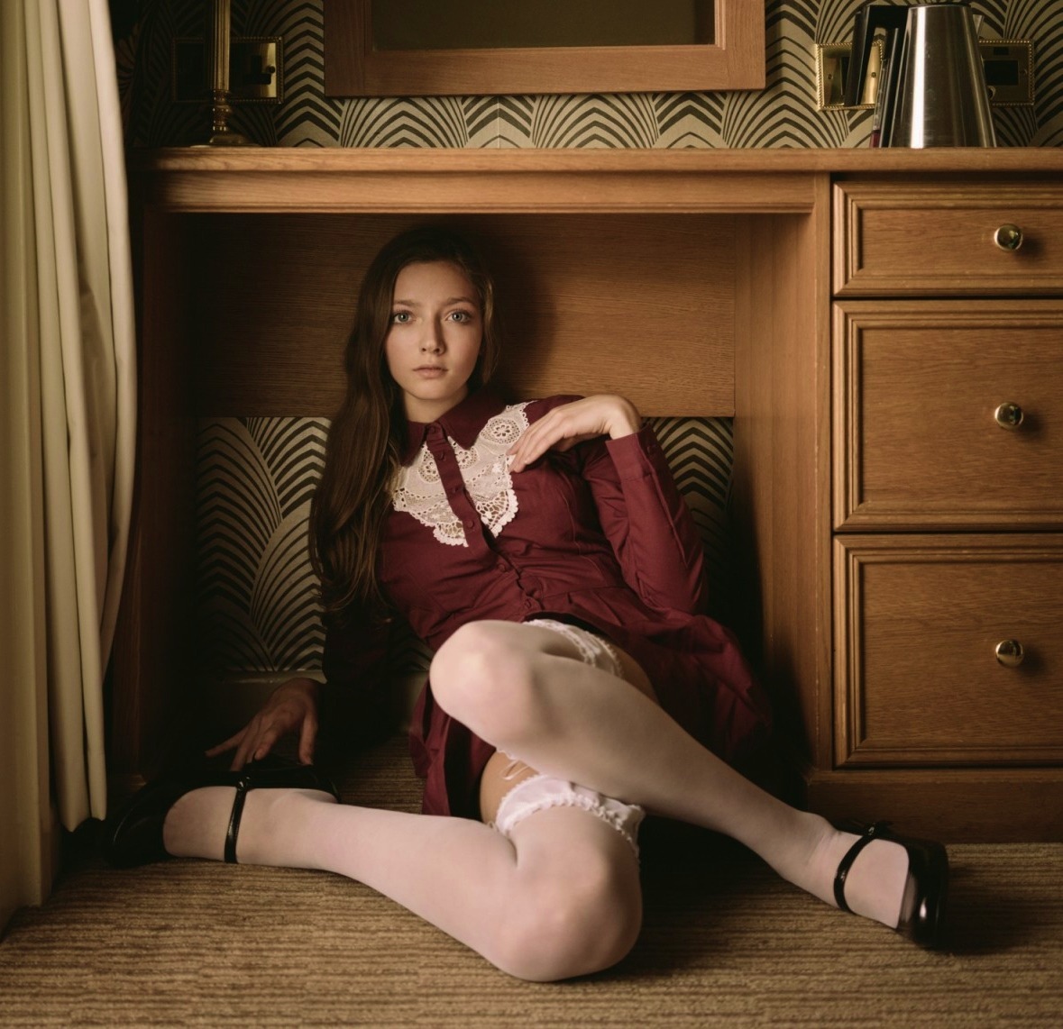 1179x1142, 267 Kb / девка, стол, чулки