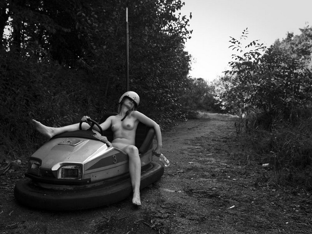 1000x750, 150 Kb / картинг, машинка, ч/б, шлем, голая, каска, бутылка, бампер-кар