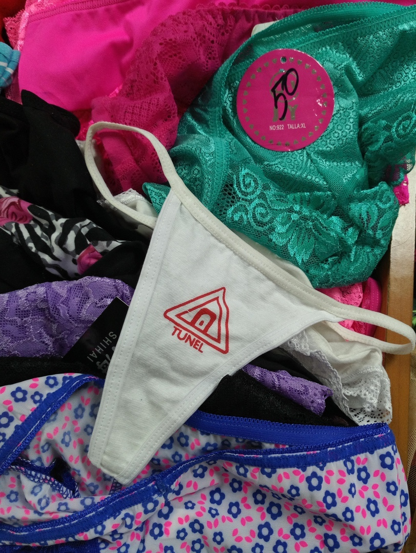 812x1080, 447 Kb / трусы, надпись, туннель