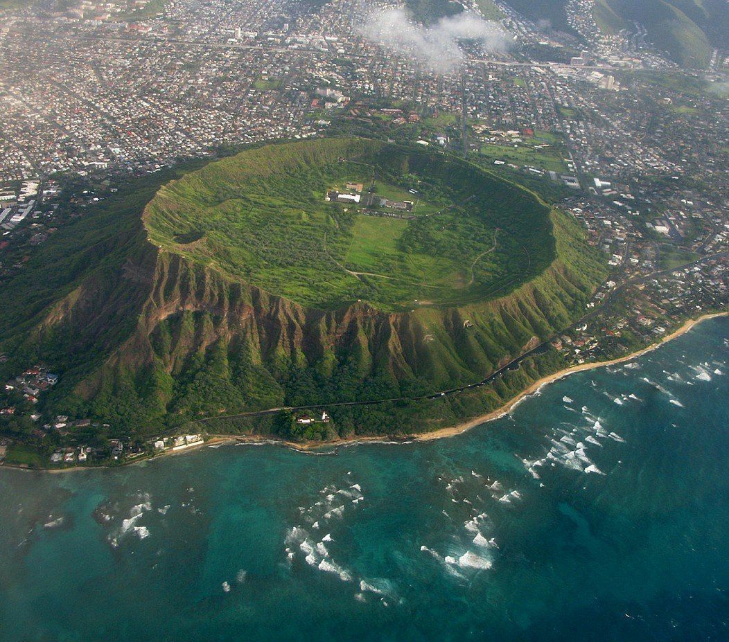 1052x927, 245 Kb / гора, вулкан, кратер, берег, море, город, сверху, Гаваи