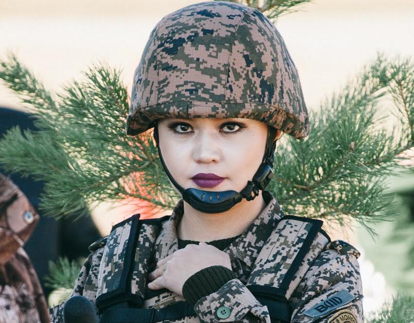 851x664, 101 Kb / девушка, военнослужащая, монголия, помада, форма, каска, взгляд