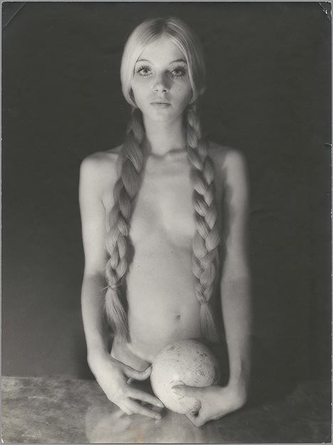 468x625, 25 Kb / женщина, шар, косы, ч/б