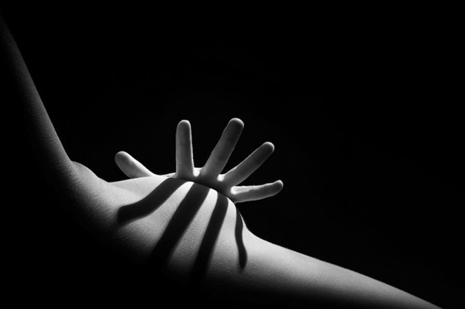 660x439, 50 Kb / темнота, свет, грудь, кисть, рука, ч/б