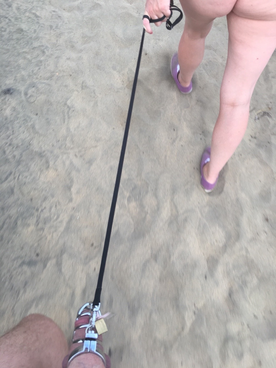 960x1280, 266 Kb / хуй, поводок, песок, ноги