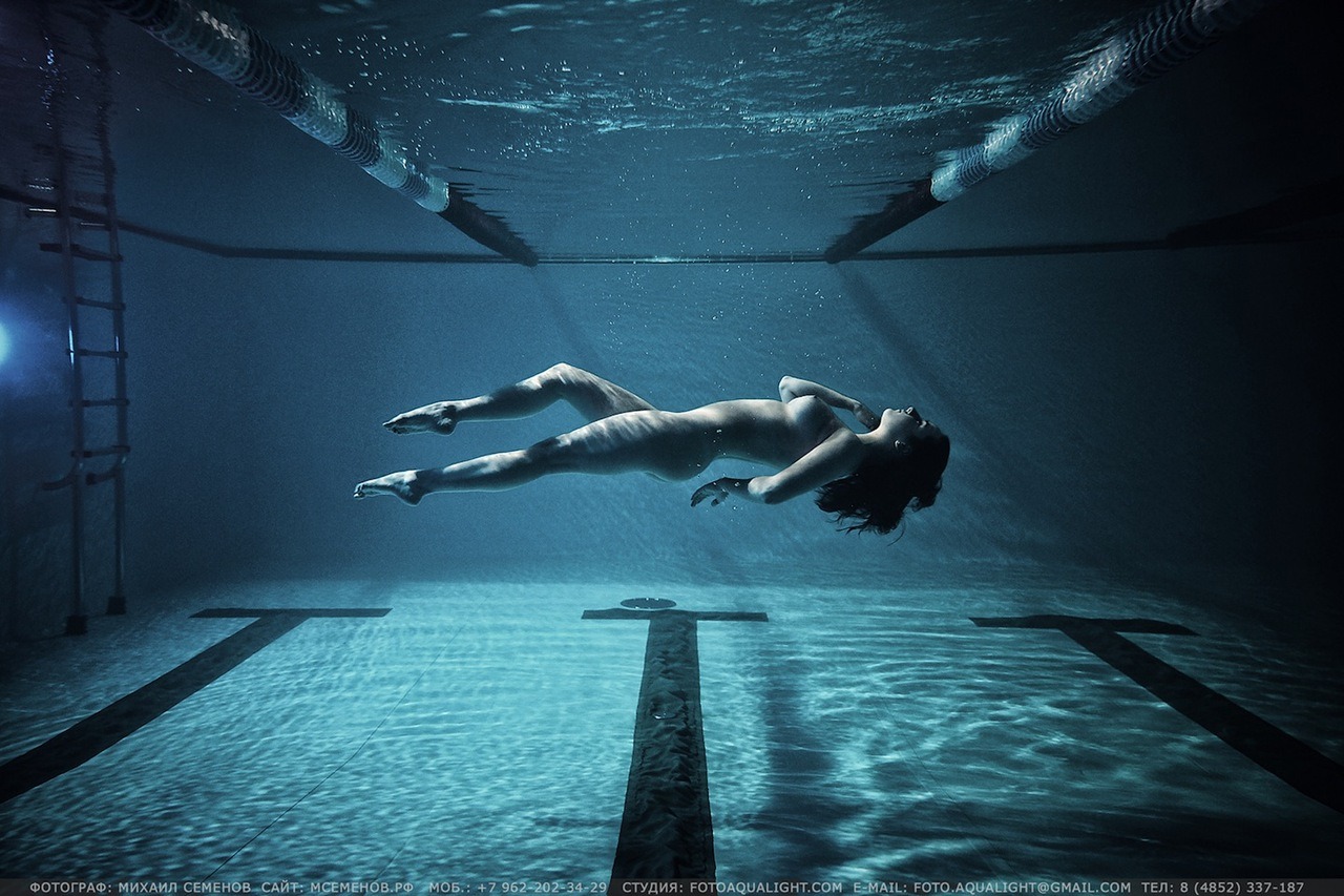 1280x853, 267 Kb / под водой, бассейн, голая, брюнетка, дорожки, лестница