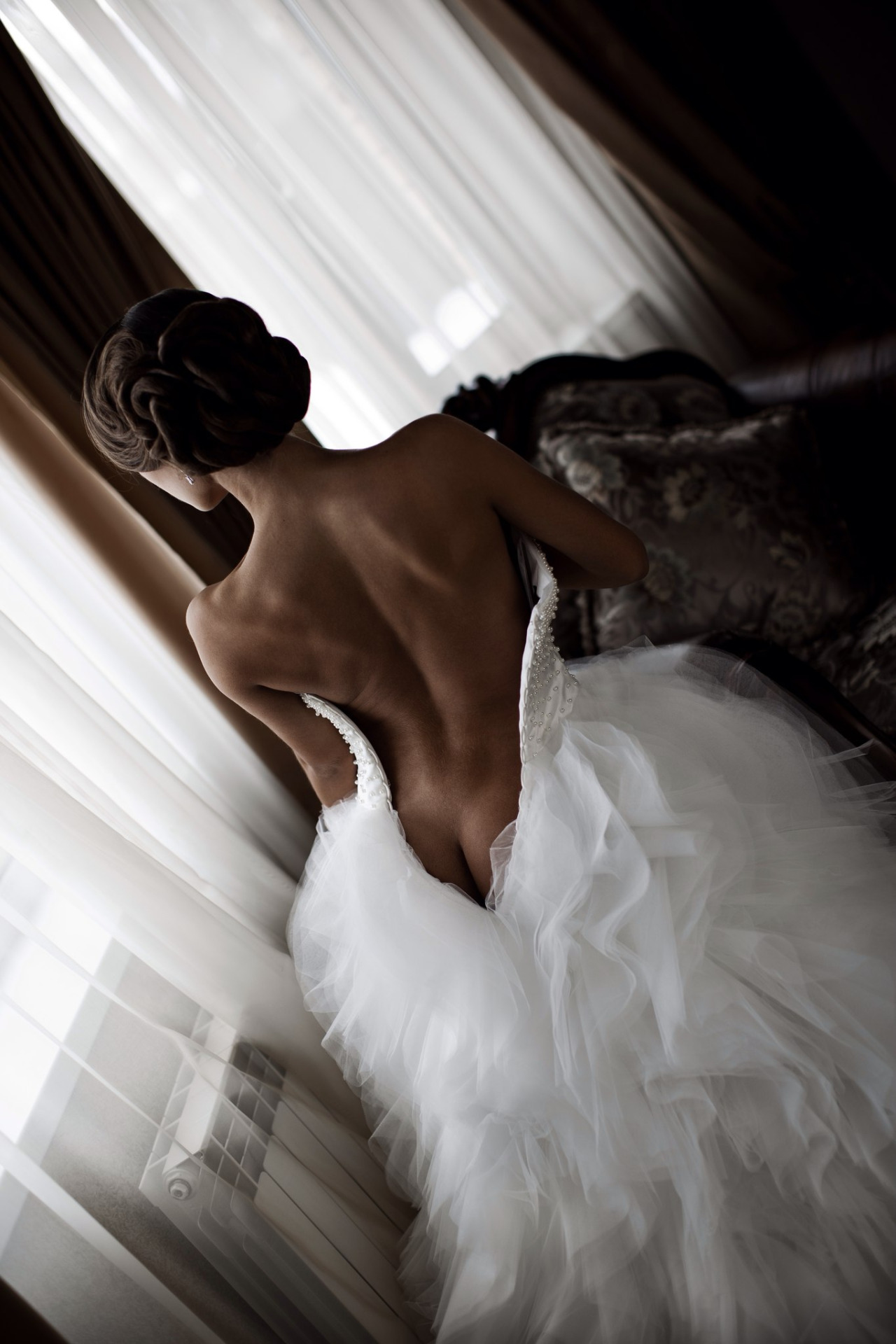 1280x1920, 326 Kb / платье, декольте, невеста, попа, батарея, шторы, радиатор