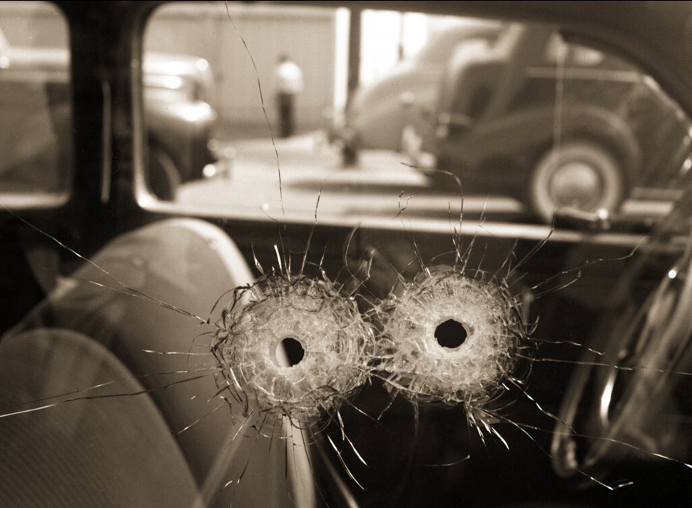 970x712, 134 Kb / машина, авто, ретро, стекло, дырки, выстрелы, ч/б, трещины