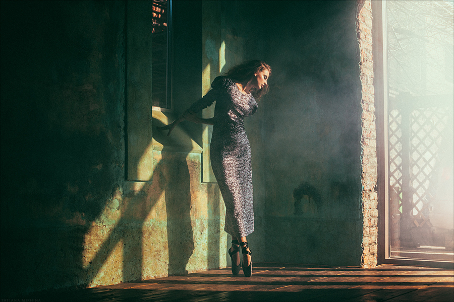 900x600, 380 Kb / балерина, пуанты, платье, проем, кирпичи, свет