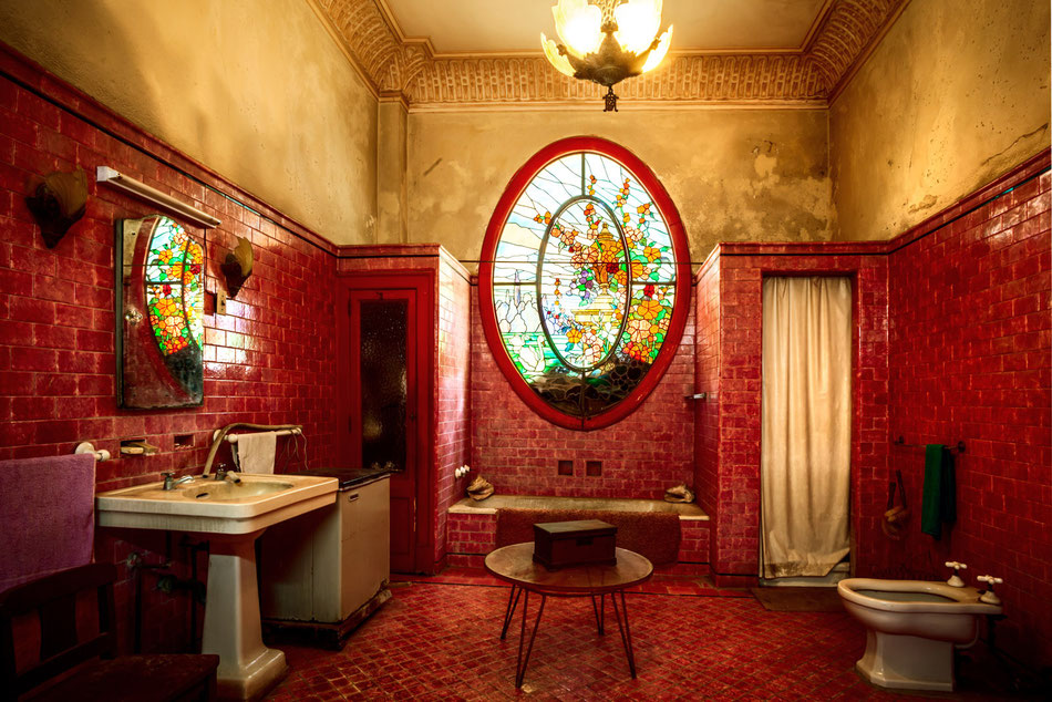 950x634, 193 Kb / санузел, ванная, плитка, кафель, красное, умывальник, витраж, зеркало, столик, полотенце, куба, bernhard hartmann