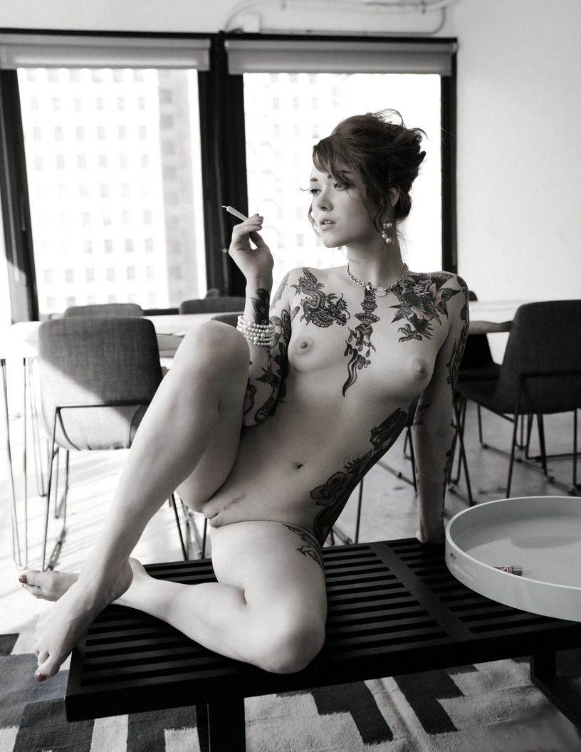 816x1056, 173 Kb / ч/б, сигарета, тату, жемчуг, цепочка, голая