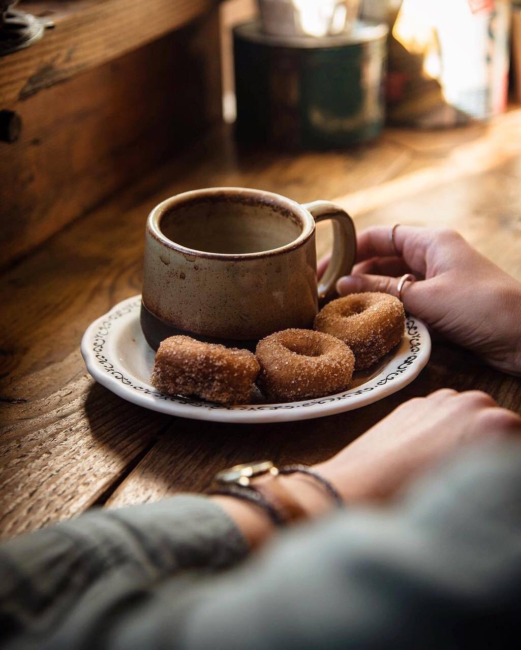 1025x1280, 161 Kb / пончики, чашка, рука, часы, кольцо