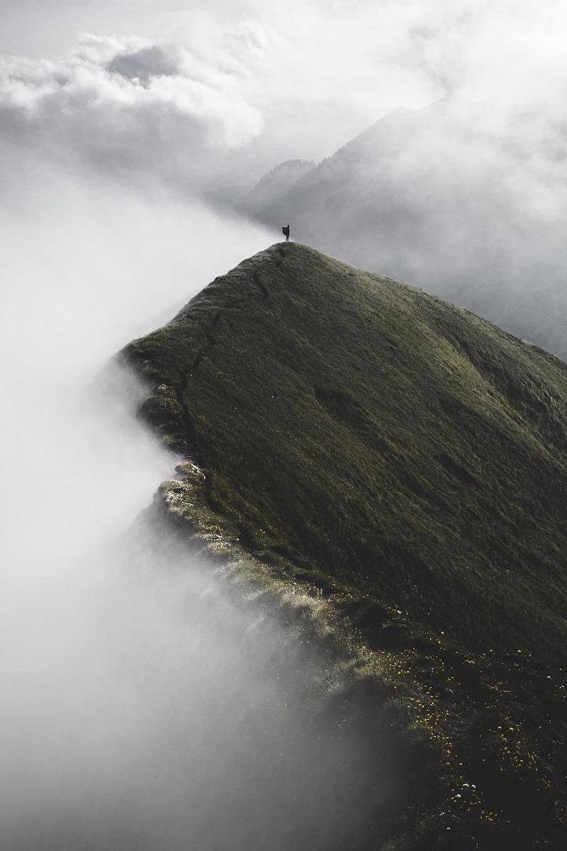 800x1200, 176 Kb / горы, гора, зелень, туман, облака, человек, один