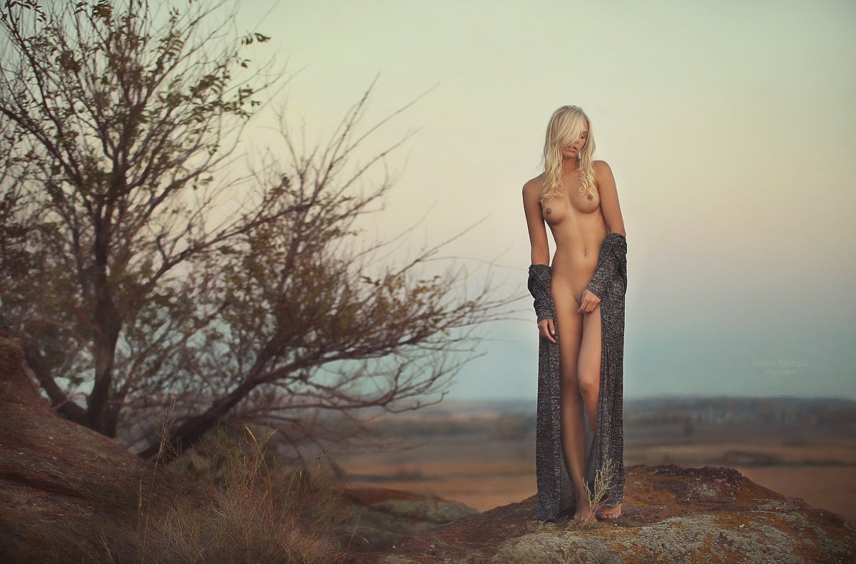 1200x791, 153 Kb / блондинка, камень, накидка, голая, кудрявая