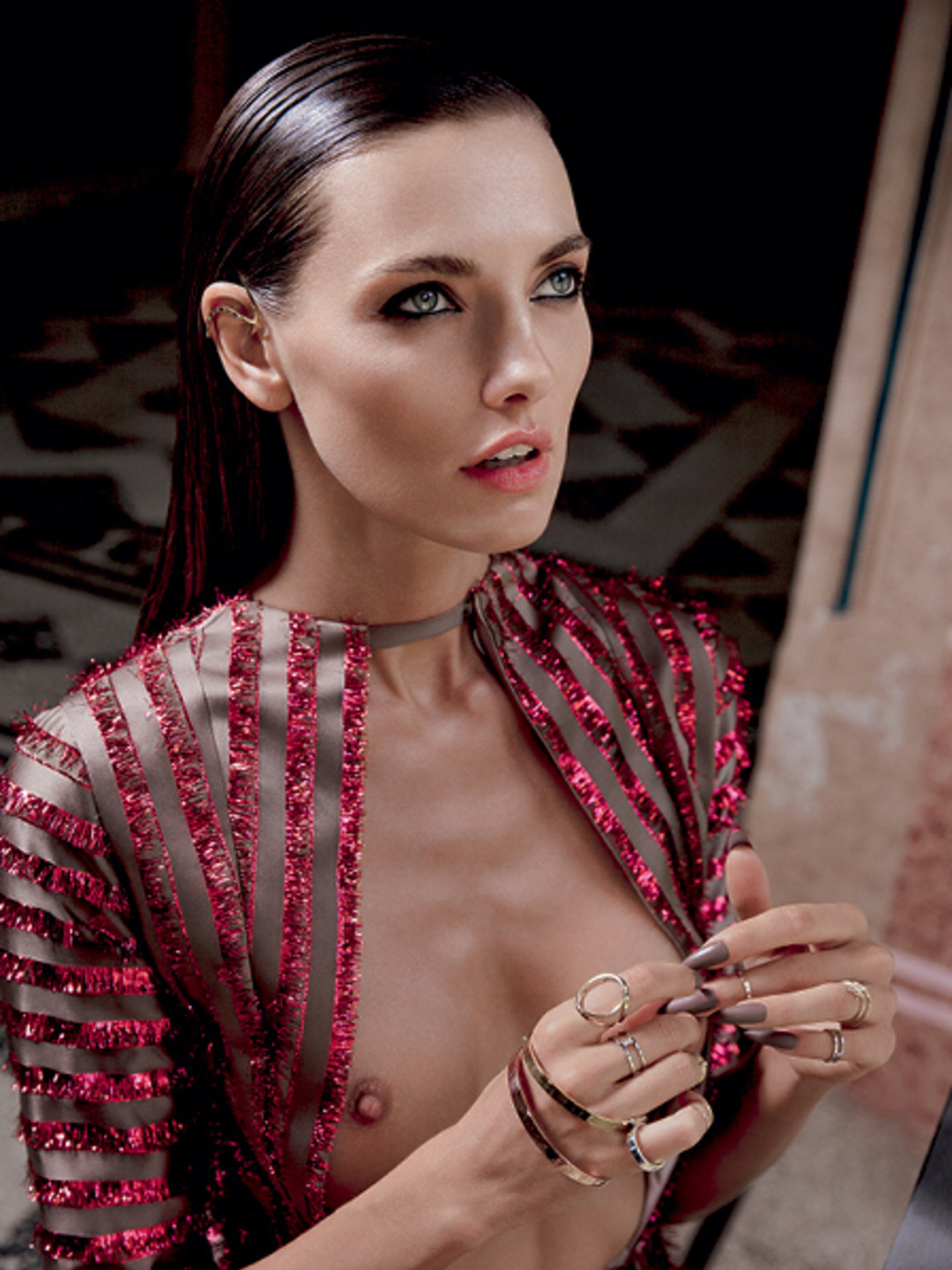 1080x1440, 367 Kb / шатенка, платье, маникюр, пальцы, кольцо, браслет, полоса