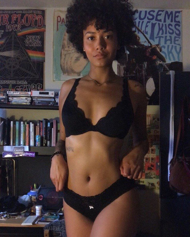 640x797, 115 Kb / брюнетка, кучерявая, бантик, пинк флойд