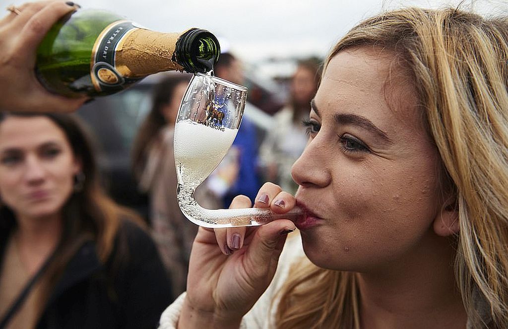 1024x663, 112 Kb / шампанское, трубка, трубочка, девушка, extra dry, бокал, пузырьки