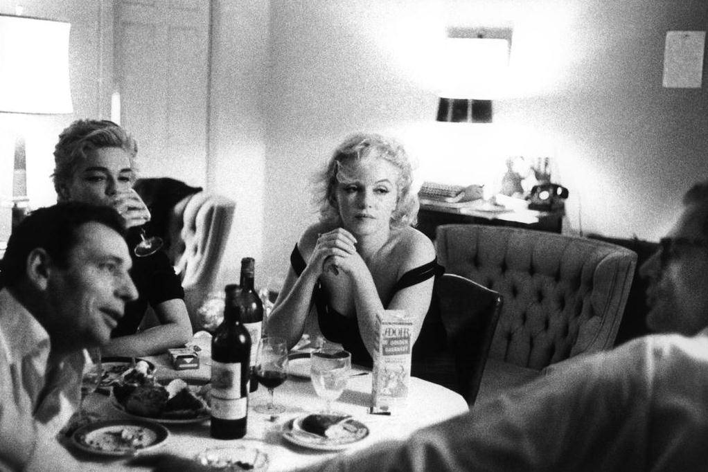 1022x682, 101 Kb / Ч/Б, Marilyn Monroe, Мэрилин Монро, Ив Монтан, отель, Калифорния