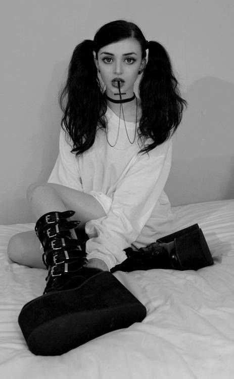 463x750, 30 Kb / девка, крест, хвостики, ботфорты, ч/б