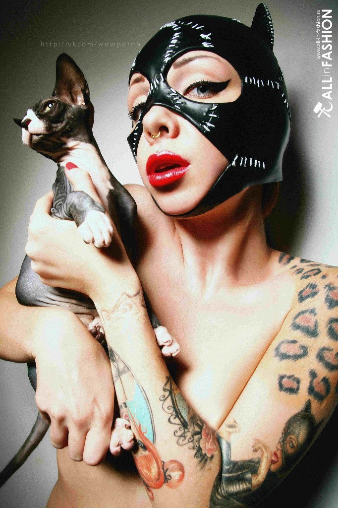 682x1024, 187 Kb / девка, маска, кошка, тату, сфинкс, пирсинг