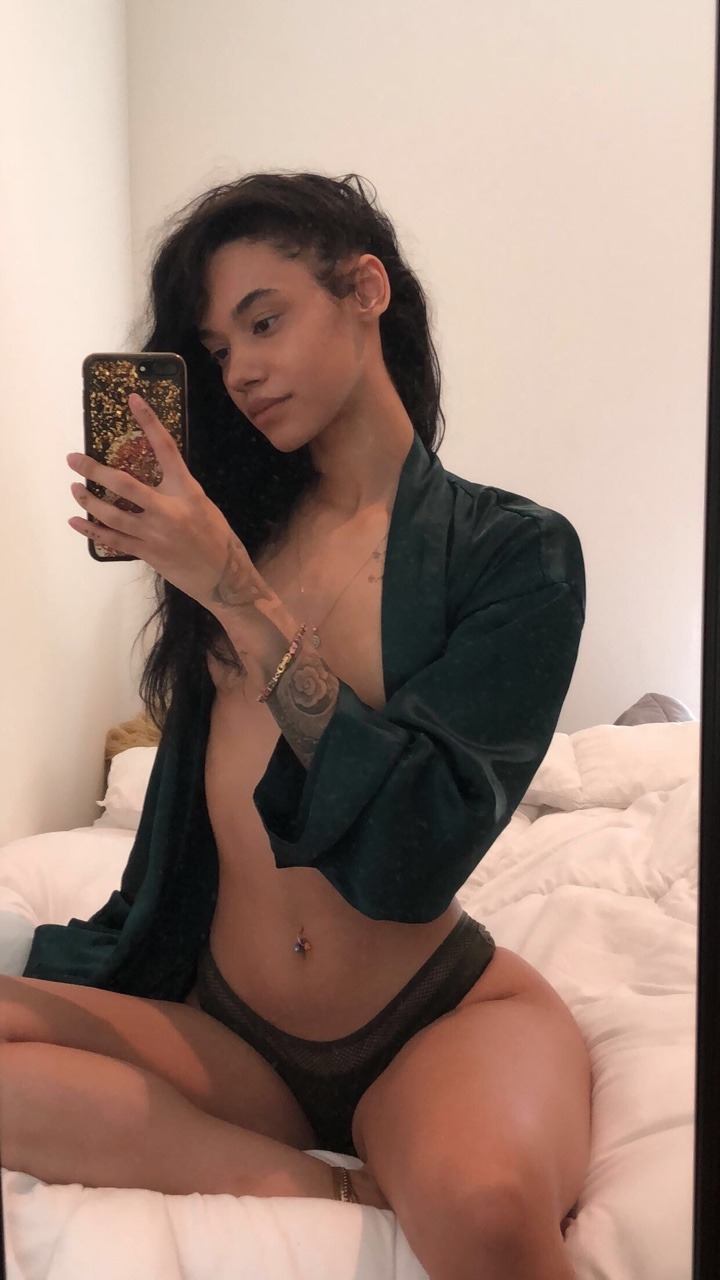 720x1280, 134 Kb / тату, пирсинг, браслет, селфи, брюнетка