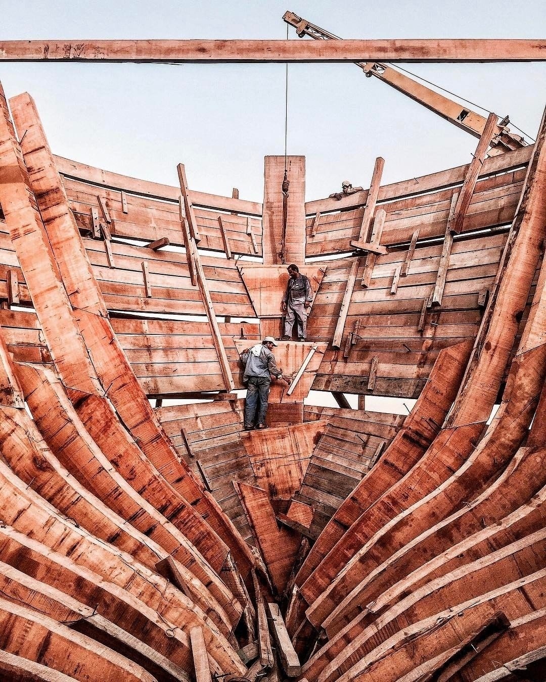 1080x1350, 567 Kb / рабочие, судно, корабль, дерево, остов, постройка
