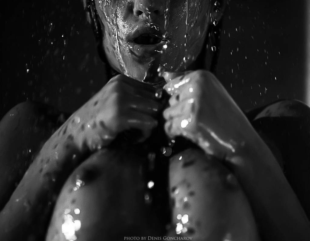 1024x796, 55 Kb / ч/б, Денис Гончаров, сиськи, вода