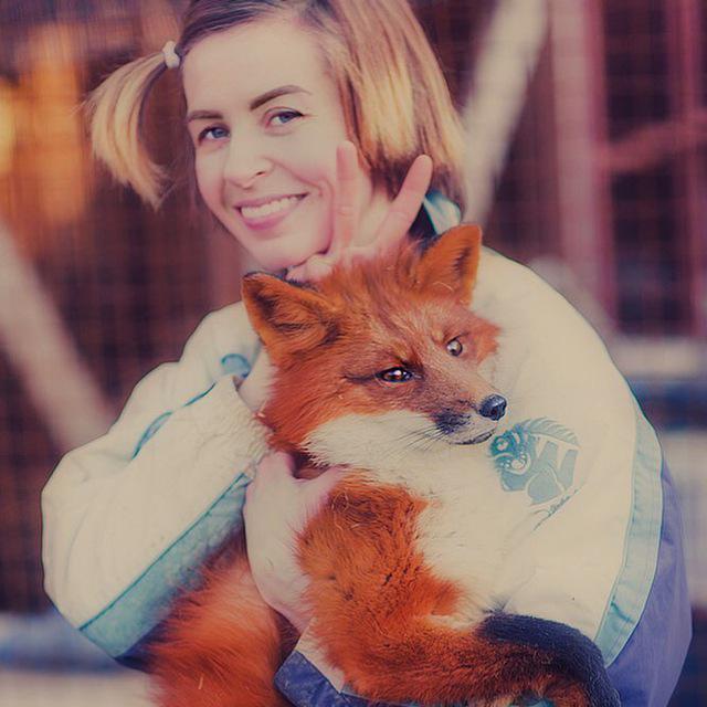 640x640, 49 Kb / девушка, лиса, хвостик, улыбка, рожки