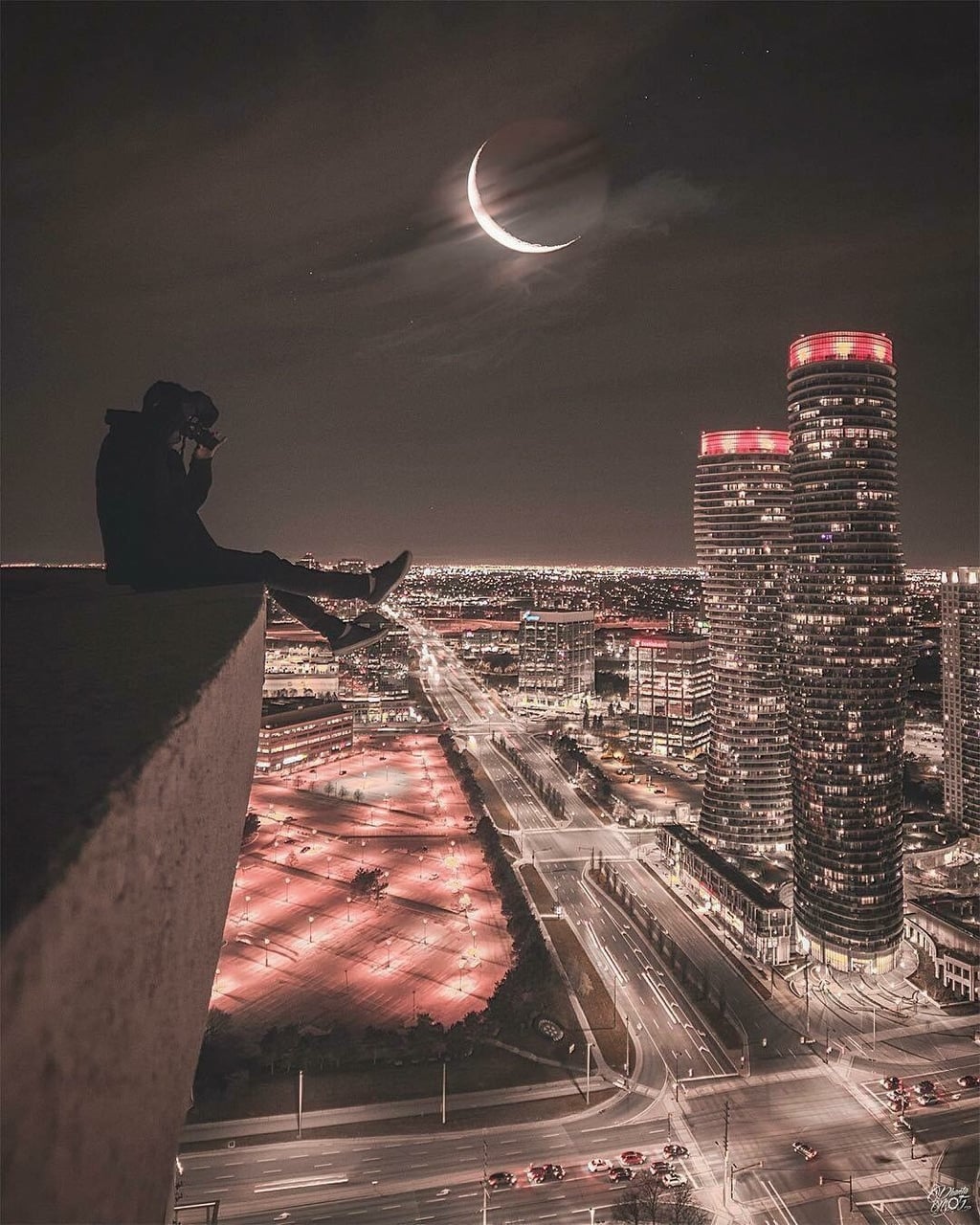1024x1280, 225 Kb / карниз,мужчина, фотограф, небо, ночь, луна, город, здания, дороги, перекресток