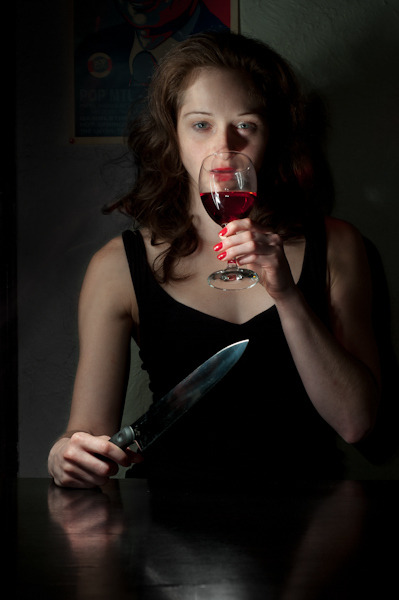 399x600, 47 Kb / девка, вино, бокал, нож