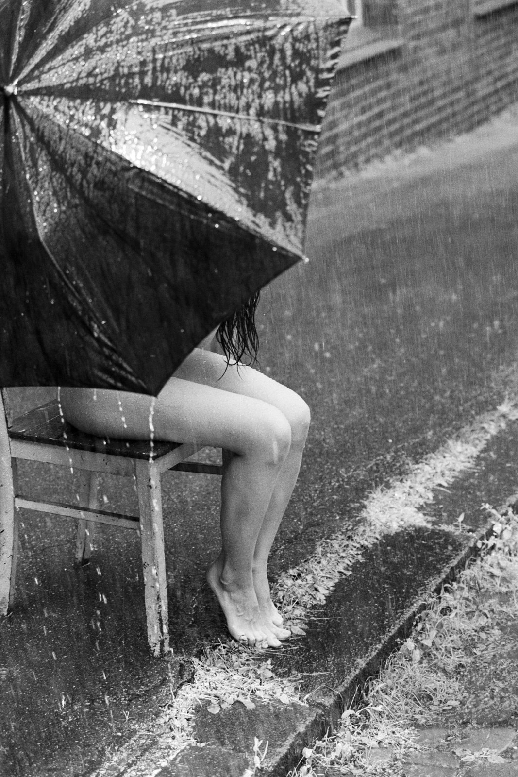 1067x1600, 421 Kb / тротуар, стул, зонт, ноги, дождь, ч/б