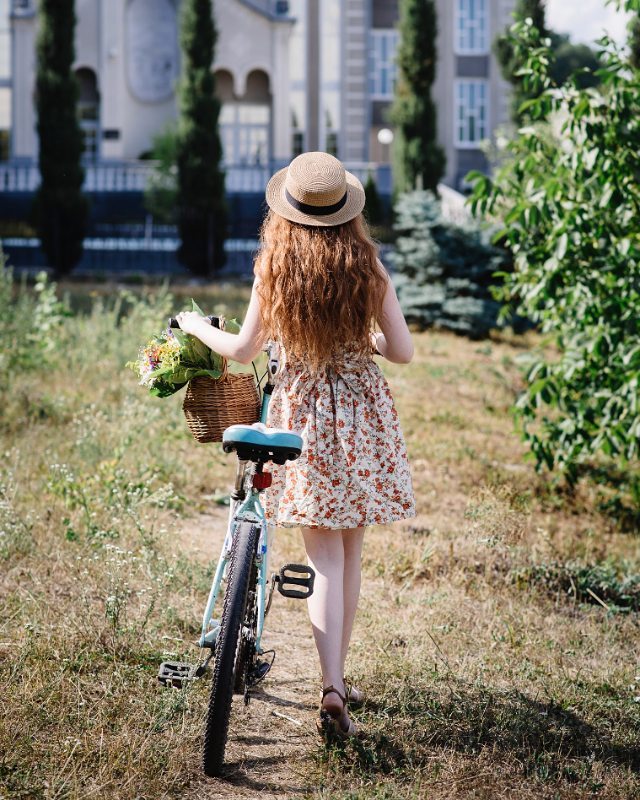 640x800, 147 Kb / велосипед, корзина, платье, шляпа, сзади, annie foxy, рыжая