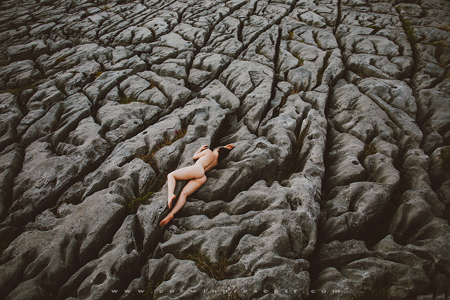 901x600, 328 Kb / камни, скалы, голая, брюнетка