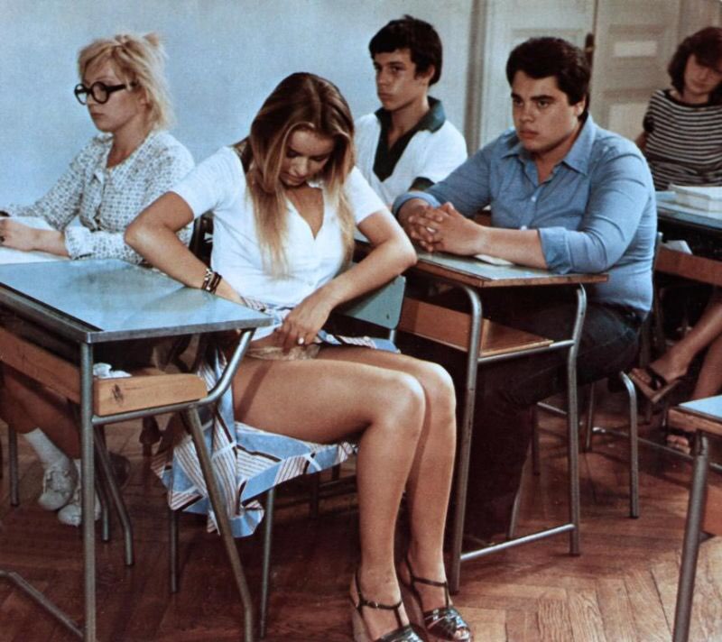 800x712, 112 Kb / Парта, ляжки, класс, лицеистка