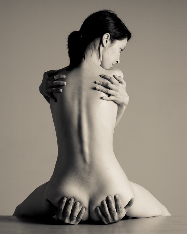 640x800, 57 Kb / голая, сидит, руки, спина, ч/б