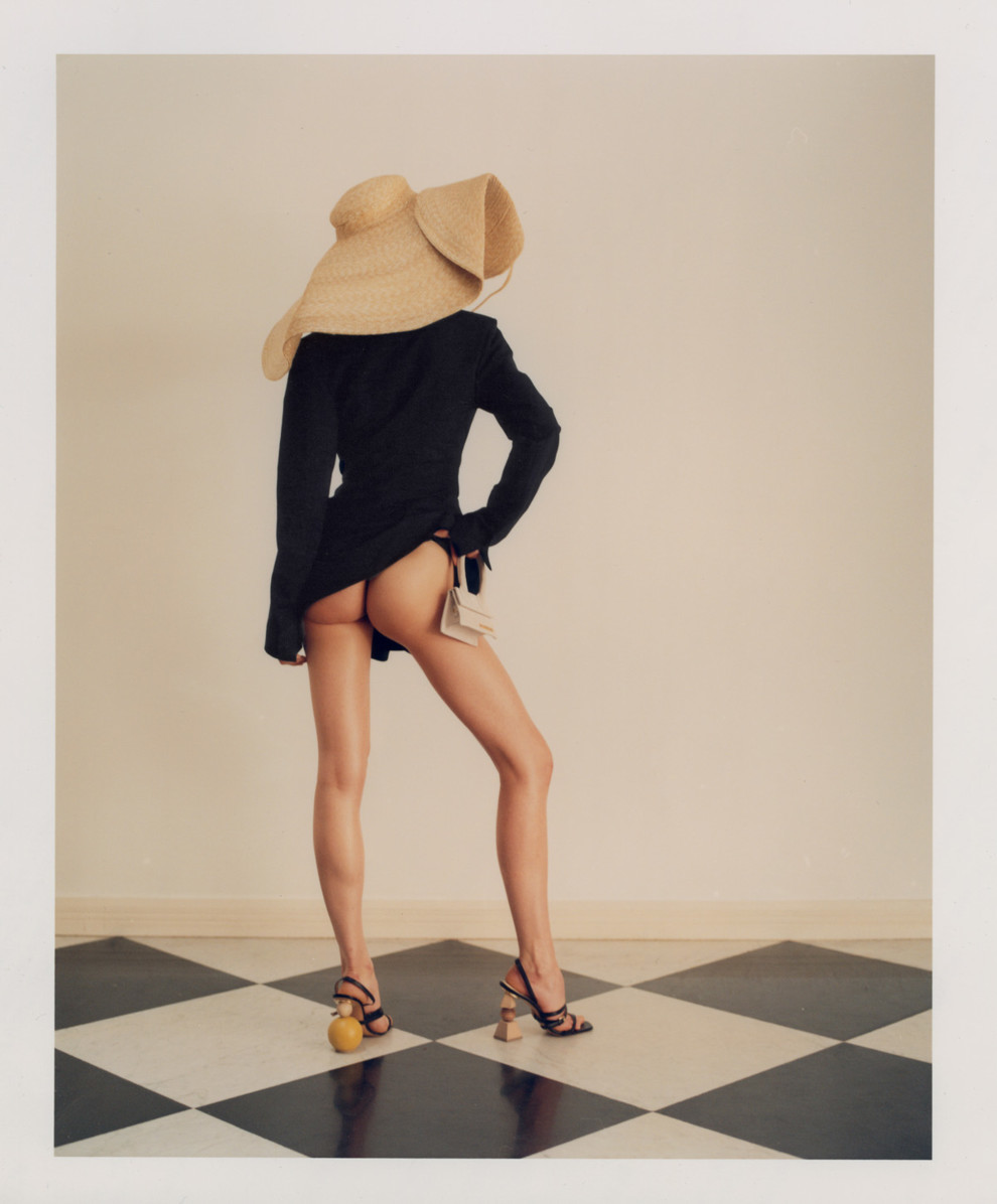 990x1196, 123 Kb / шляпа, попа, каблуки, чёрное, белое