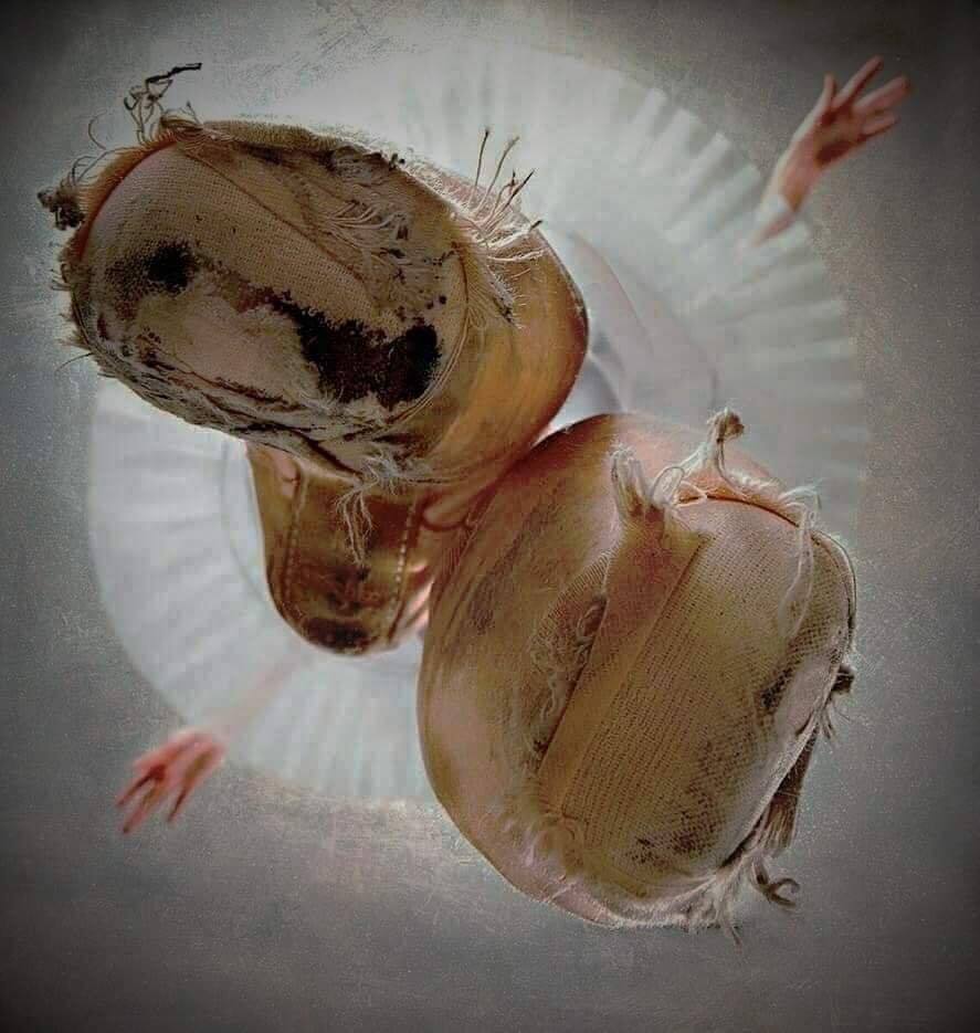 887x935, 77 Kb / пуанты, балерина, снизу