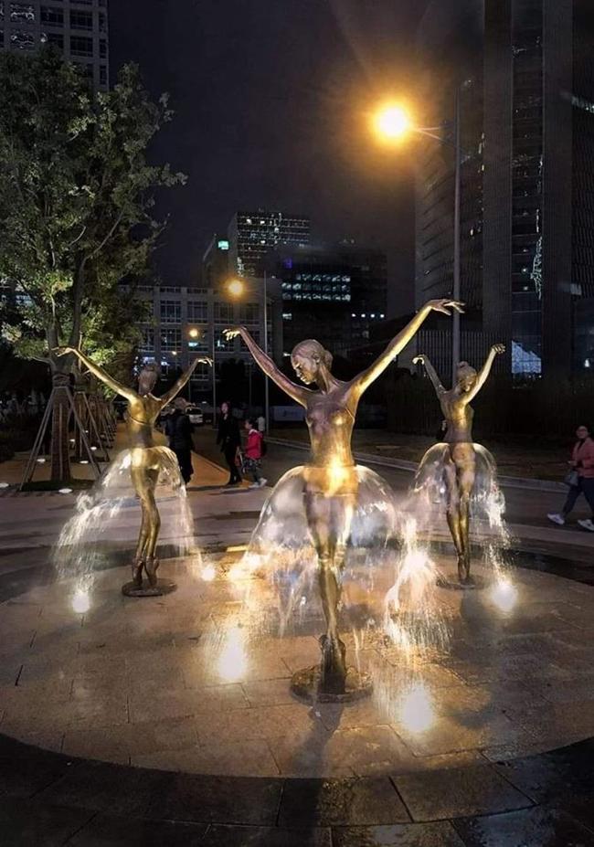 650x927, 96 Kb / улица, город, вечер, фонтан, балерины