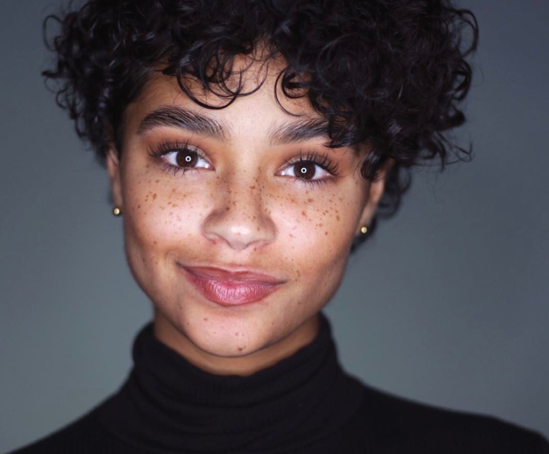 1125x930, 121 Kb / портрет, короткая стрижка, кучерявая, брюнетка, веснушки, улыбка