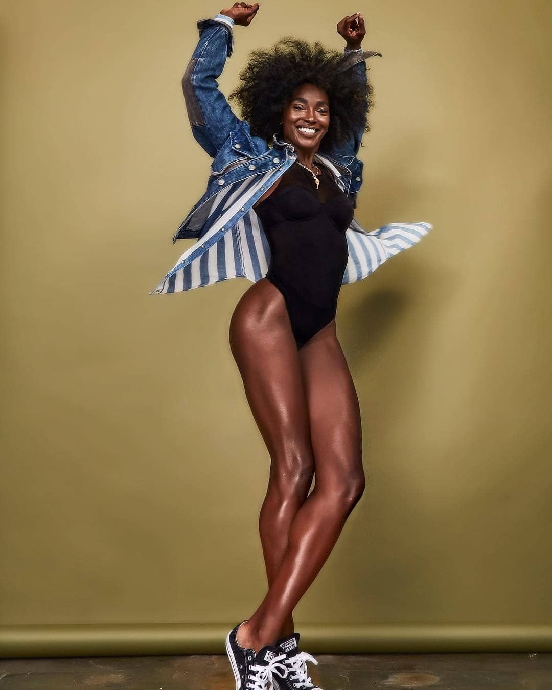 1080x1350, 82 Kb / рубашка, полоски, куртка, джинса, кучерявая, спортивная, кеды, ноги