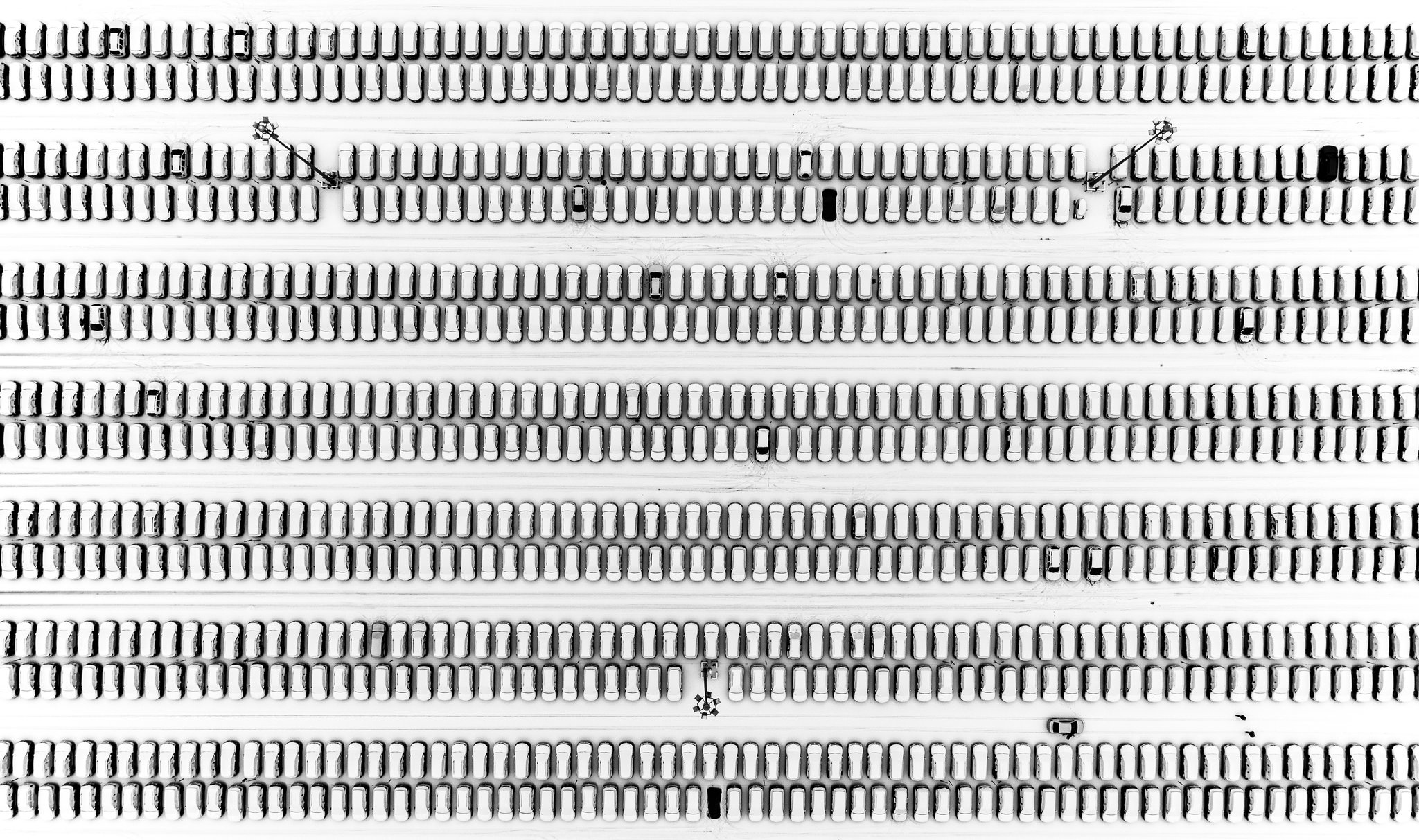 2048x1212, 629 Kb / парковка, снег, фонарь, автомобили, renault