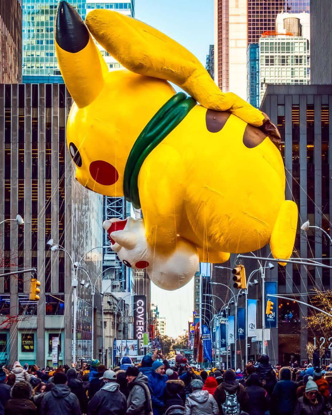 1080x1350, 177 Kb / покемон, шар, люди, дома, пикачу, New York, Macy's Parade