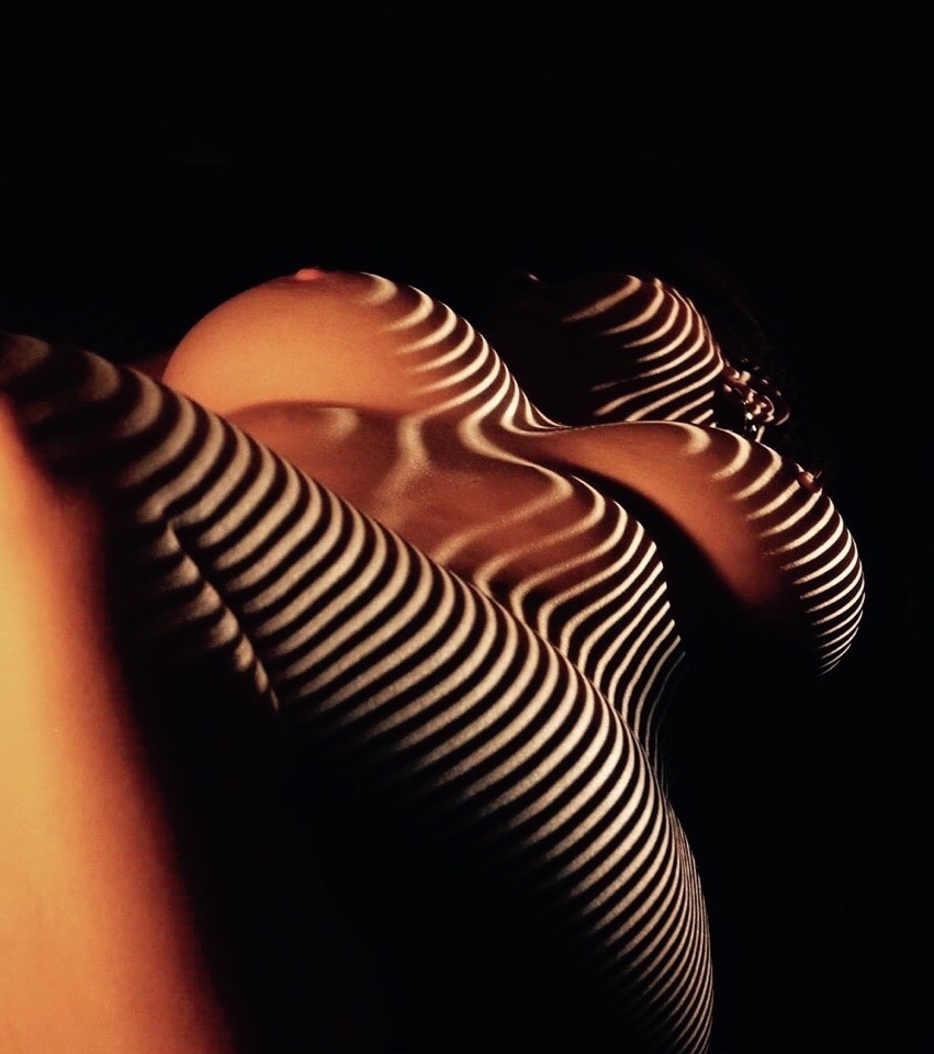 851x960, 115 Kb / полосы, свет, тень