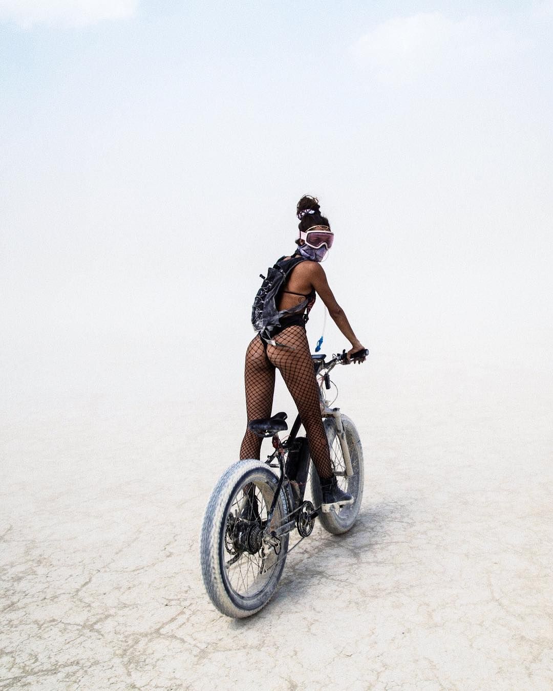 1080x1350, 134 Kb / велосипед, брюнетка, очки, сеточка, платок, burning man