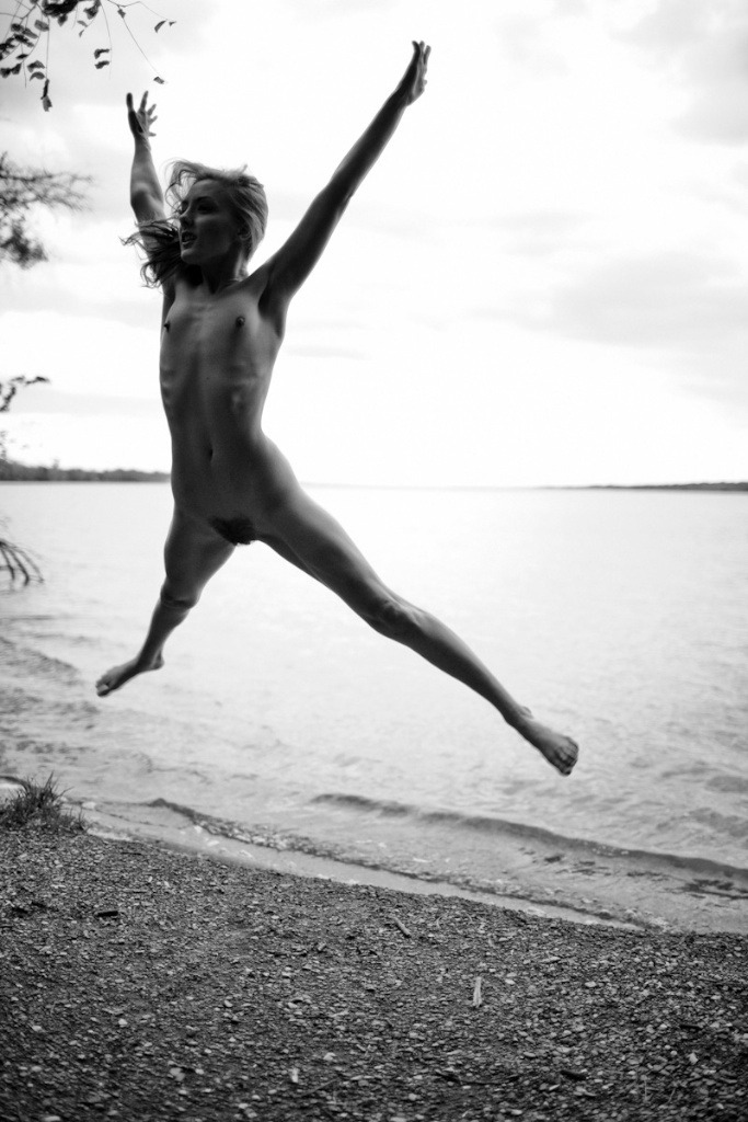 683x1024, 157 Kb / прыжок, берег, река, стройная, блондинка, ч/б