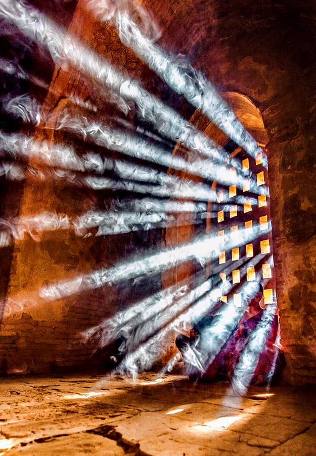 625x900, 233 Kb / дверь, тень, свет, лучи, решетка, дым, клетка, камера, тюрьма