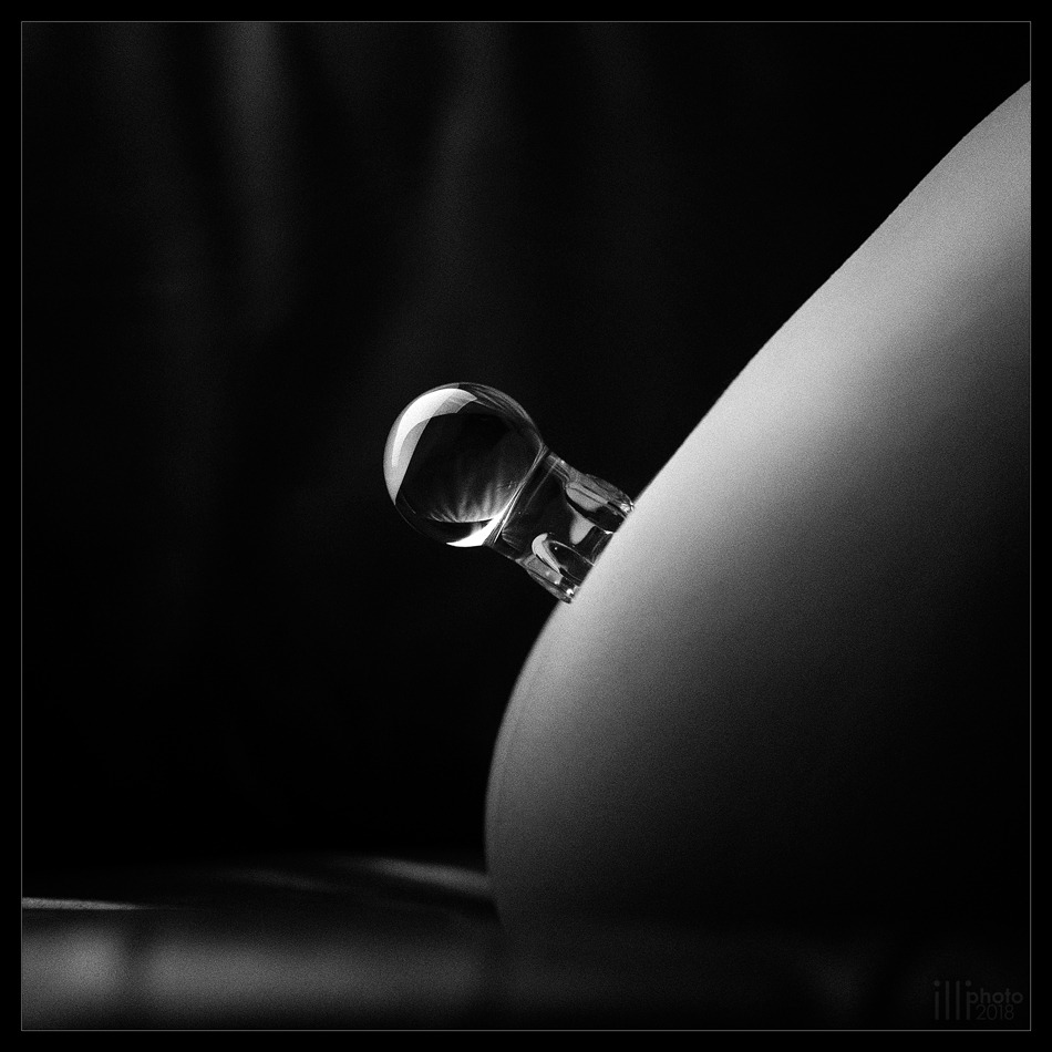 950x950, 141 Kb / ч/б, стекло, шар, палка