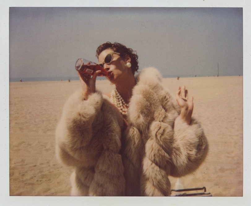 811x664, 95 Kb / пляж, песок, брюнетка, бутылка, шуба, солнечные очки, бусы, серьги, ретро