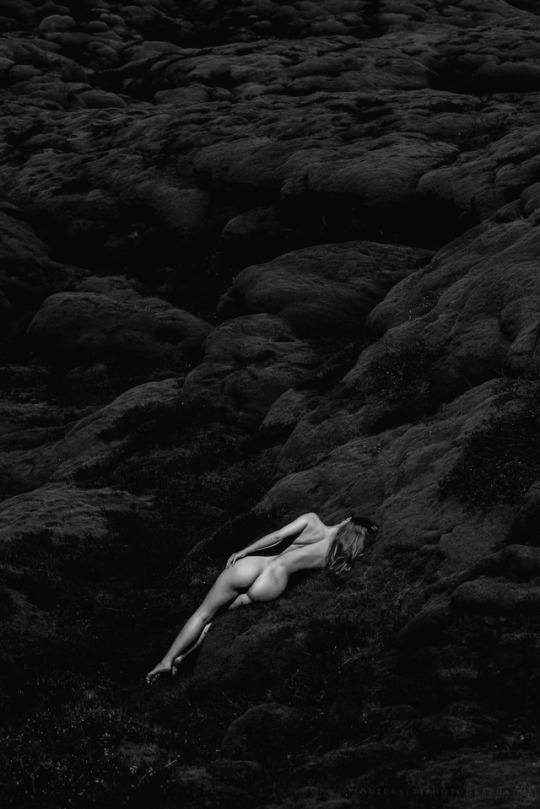 540x809, 89 Kb / Камни, скалы, ч/б, попа, лежит, сзади