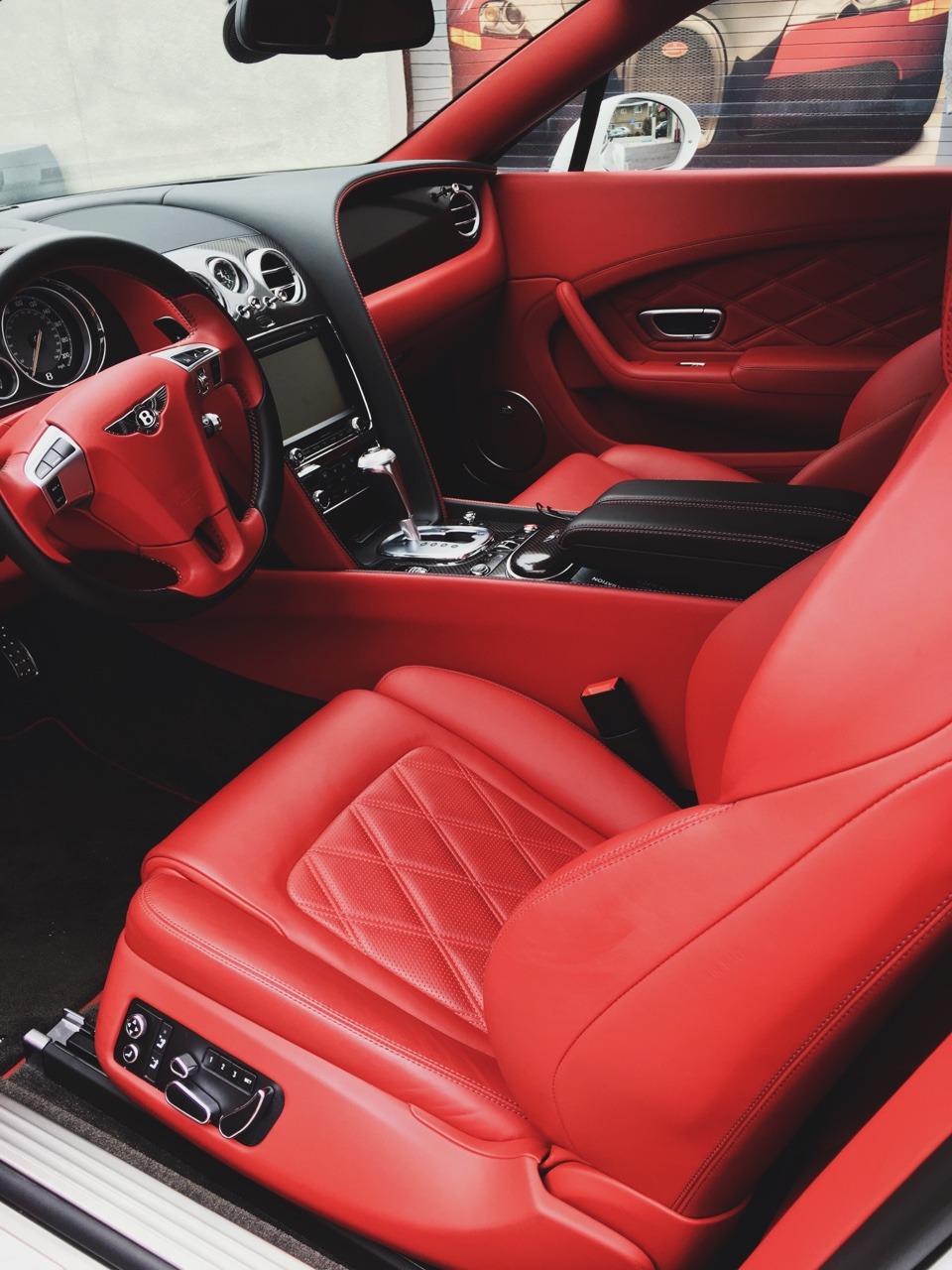 960x1280, 262 Kb / салон, автомобиль, красный, кожа, бентли